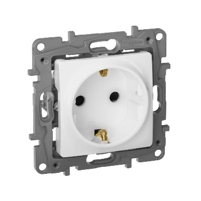 Розетка 1-м СП Etika 16А IP31 250В 2P+E с заземл. защ. шторки немецк. стандарт винтов. клеммы механизм бел. IEK 672222